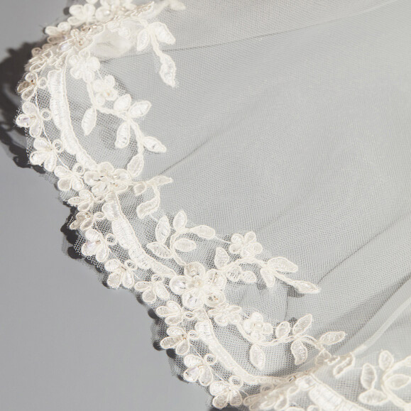 detail shot of lace veil edge