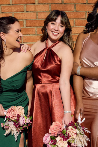 3 bridesmaids holding bouquets and laughing